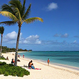 Caribbean Holidays, Bahamas in October, Relaxed October beach scene in the Bahamas with turquoise water, palm trees and visitors enjoying calm island surroundings