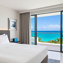 Caribbean Holidays, Bermuda Luxury Holidays, Luxurious Bermuda hotel suite with ocean view, crisp linens, contemporary furnishings and a private balcony